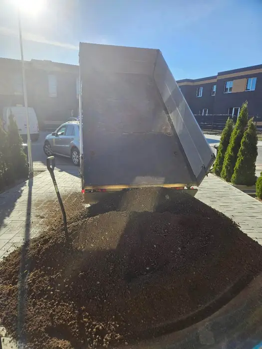 Vykládka sypkého materiálu sklápěcím přívěsem