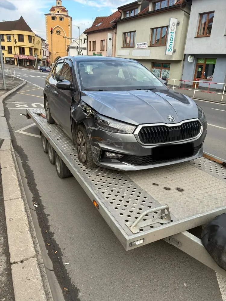 Přeprava poškozeného vozu Škoda