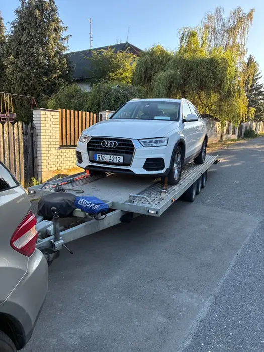 Přeprava bílého Audi na přívěsu