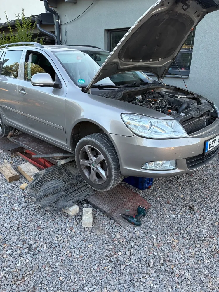 Servis Škody s otevřenou kapotou