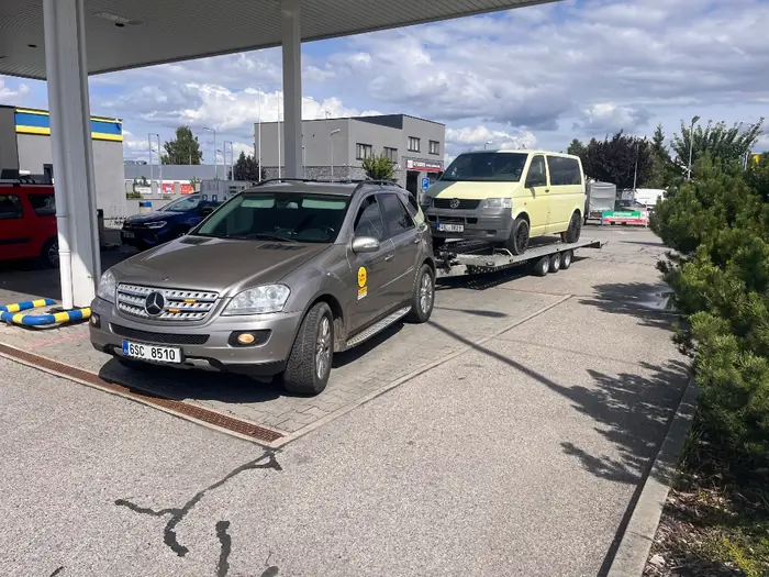 Přeprava žluté dodávky na autopřepravníku